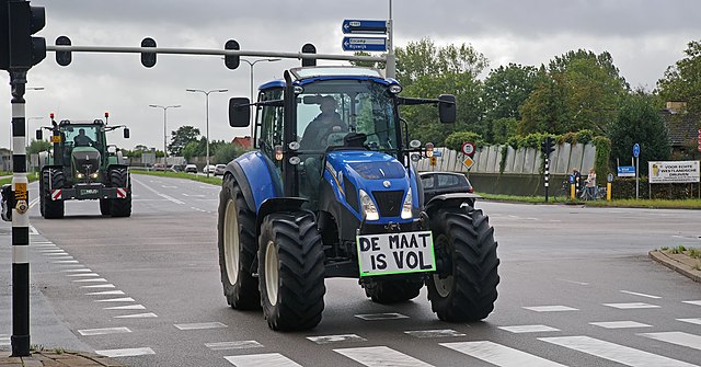 Een blauwe tractor met de tekst 'de maat is vol', van een boerenprotest in Den Haag, 2019