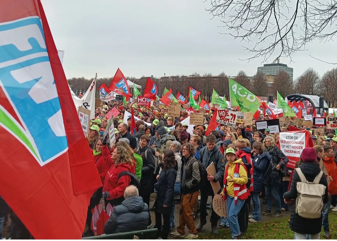demonstranten tegen onderwijsbezuinigingen op het malieveld in den haag