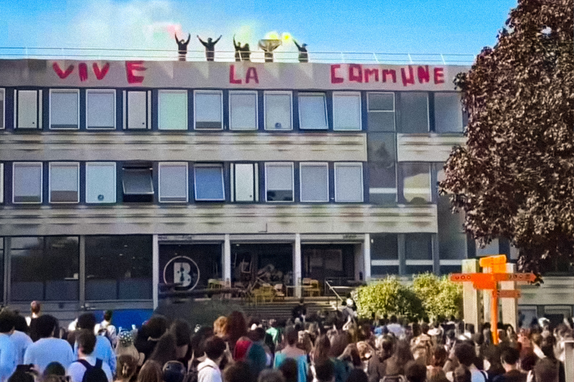 Studenten verven "Vive la Commune" op de universiteit Rennes 2