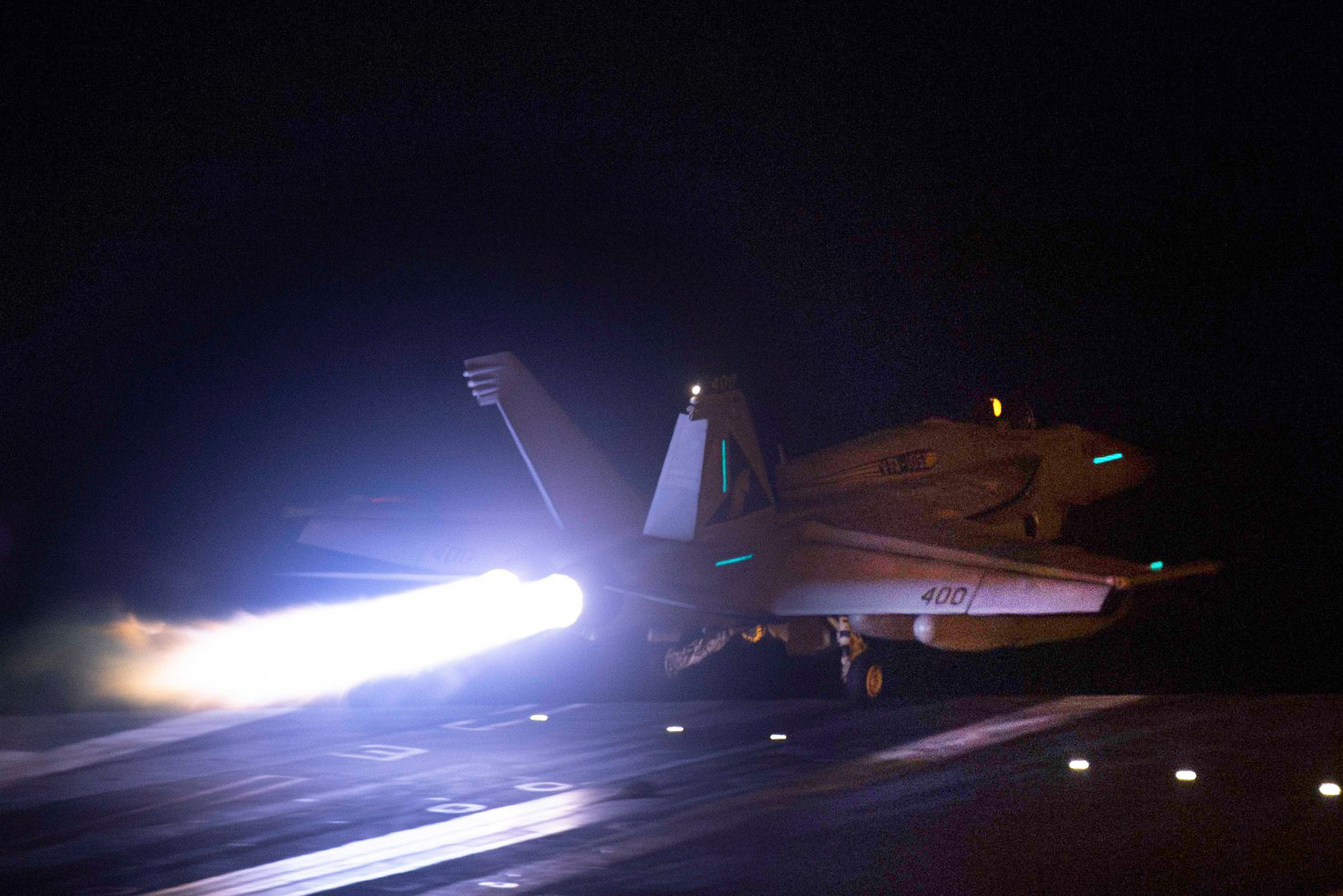 Een Amerikaanse straaljager die opstijgt