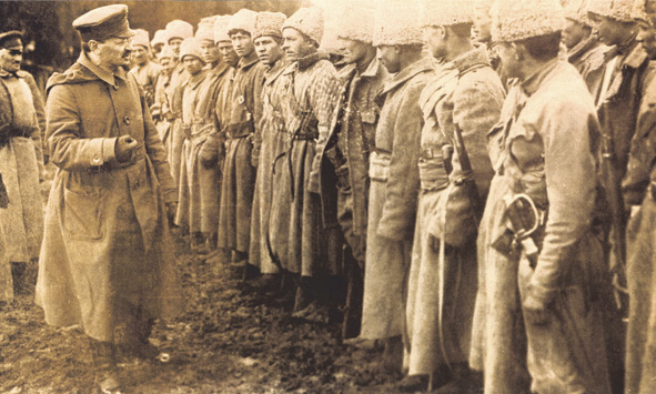 trotski spreekt soldaten van het rode leger toe