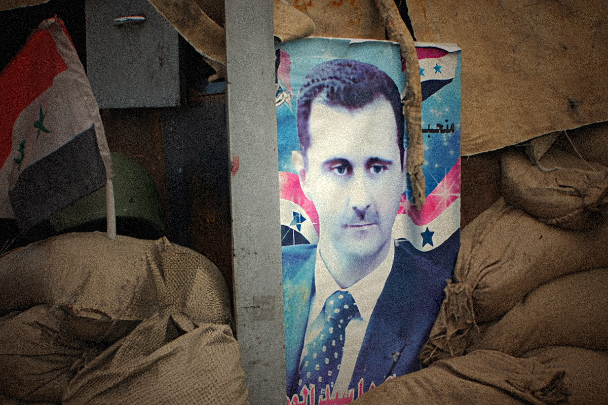 oud portret van assad tussen juten zakken in een opslag