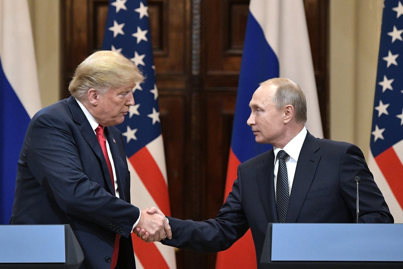 Donald Trump schudt Vladimir Poetin de hand