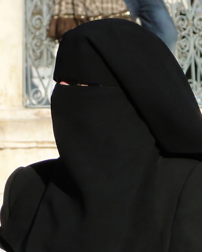 vrouw in nikab