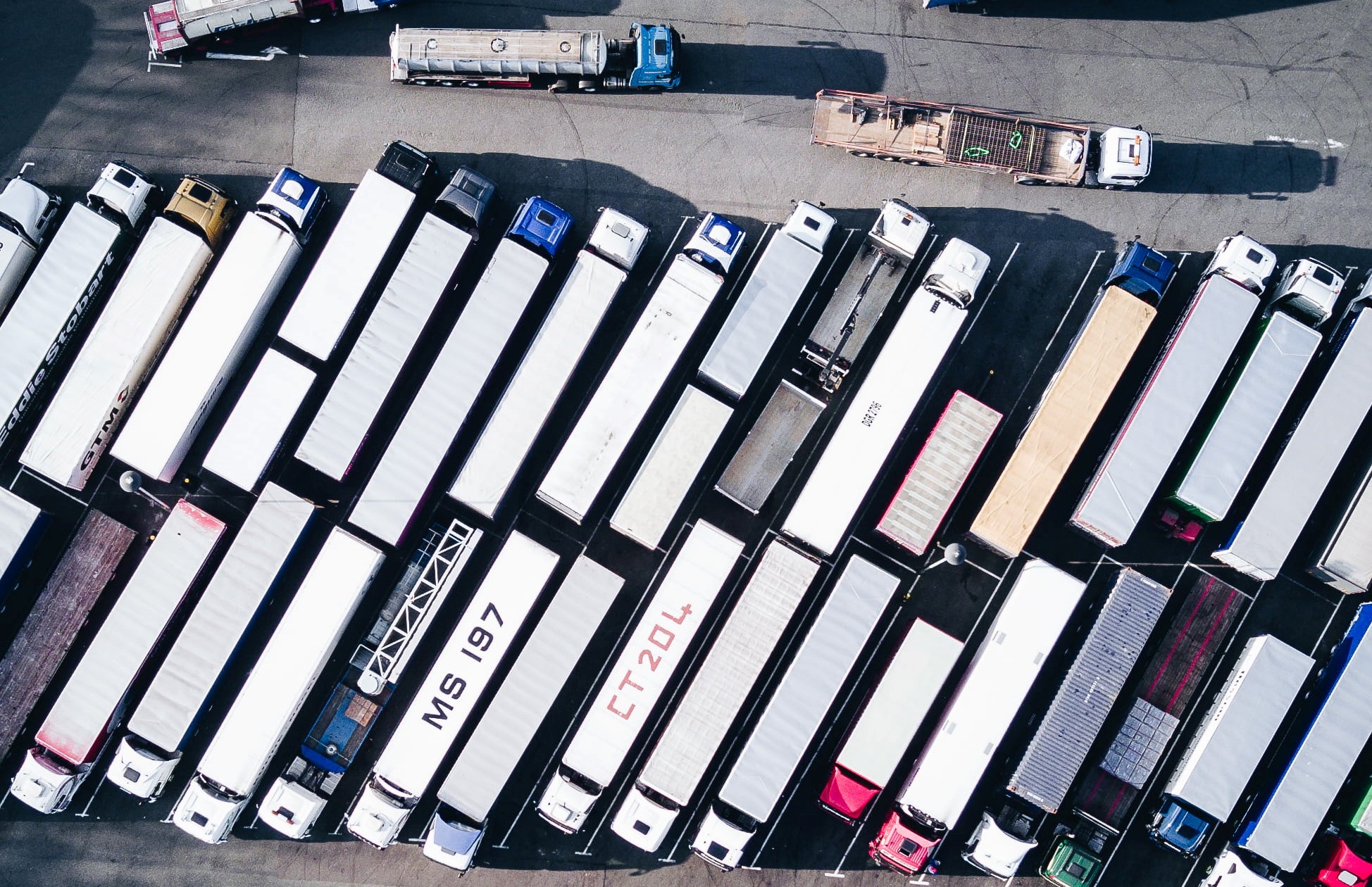 geparkeerde vrachtwagens