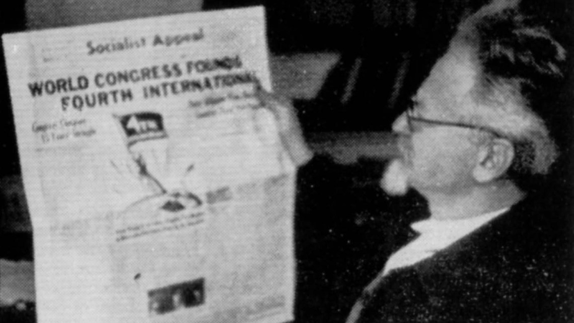 Trotski leest een marxistische krant